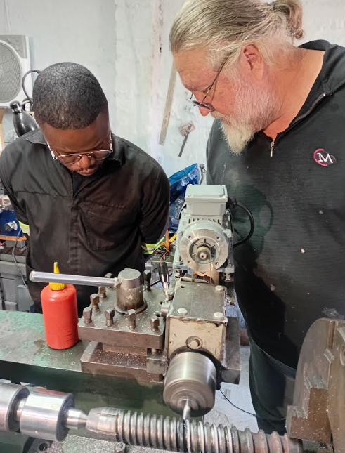 Workshop machining of an extruder screw component